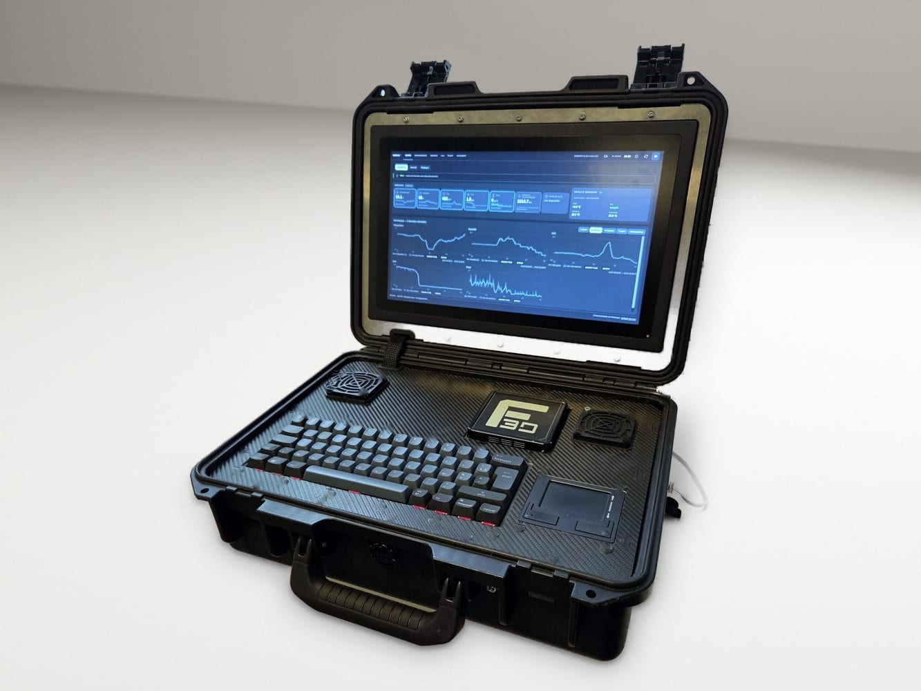 Valise tactique DMEOS® ouverte : écran tactile, clavier et pavé tactile intégrés
